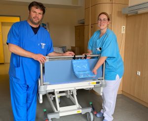 Christoph Hübner, Leitung der Intensivstation am Klinikum Halle (Westf.) und Janina Gehring präsentieren die Hilfsmittel-Box am Patientenbett.