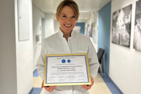 PD Dr. Carolina Pape-Köhler, Chefärztin der Adipositas Klinik am Klinikum Bielefeld-Rosenhöhe, absolvierte als erste Ärztin in Deutschland und erste Frau europaweit die Prüfung zum „Fellow of the European Board of Surgery (FEBS)“.