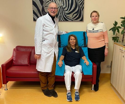 V.l.n.r.: Priv.-Doz. Dr. med. Martin Görner,MBA mit Physiotherapeutin Dora Reichelt, die die Anwendung der Jimmy Blu Sitzhilfe demonstriert. Daneben Spenderin Prof. Dr. Ulrike Detmers. V.l.n.r.: Priv.-Doz. Dr. med. Martin Görner,MBA mit Physiotherapeutin Dora Reichelt, die die Anwendung der Jimmy Blu Sitzhilfe demonstriert. Daneben Spenderin Prof. Dr. Ulrike Detmers.
