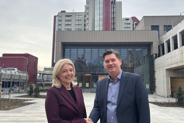 Prof. Dr. Annegret Kuhn, MBA, Medizinische Geschäftsführerin und Michael Ackermann, Kaufmännische Geschäftsführung