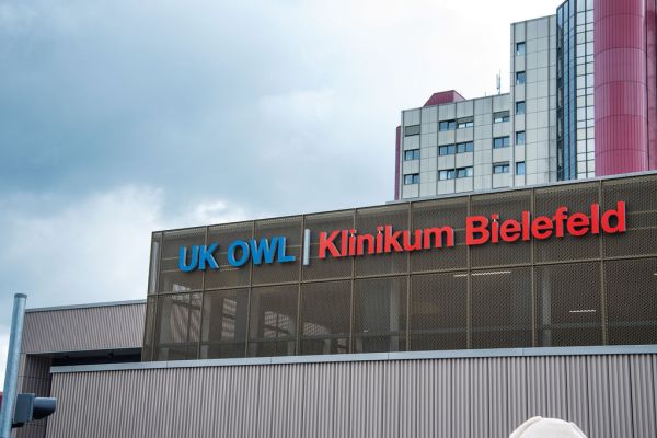 Bild NIZ Eröffnung UK OWL Klinikum Bielefeld Schriftzug auf der Wagenhalle