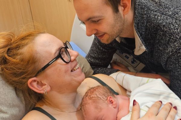 Matti Paul Symanowski kam als 400. Baby des Jahres 2025 im Kreißsaal des Klinikums Halle (Westf.) zur Welt.