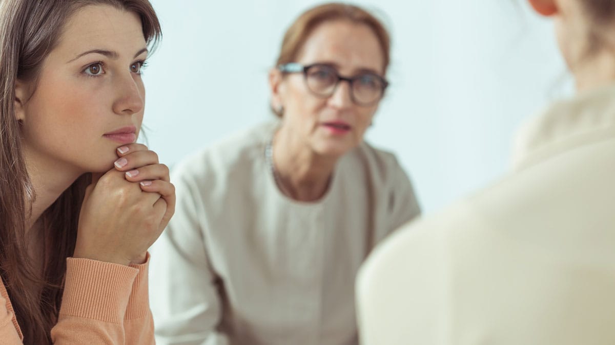 Bild drei Frauen in Gesprächs Situation nachdenklich zuhörend
