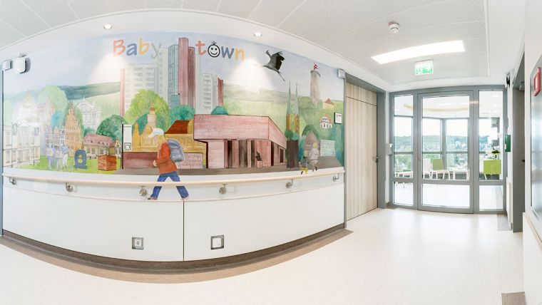 Bild vom Wandgemälde auf der Station Babytown