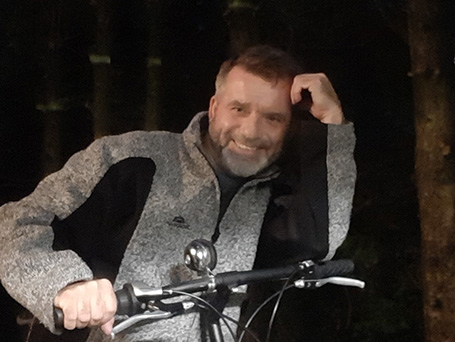 Bild Patient nach der OP beim Fahrrad fahren