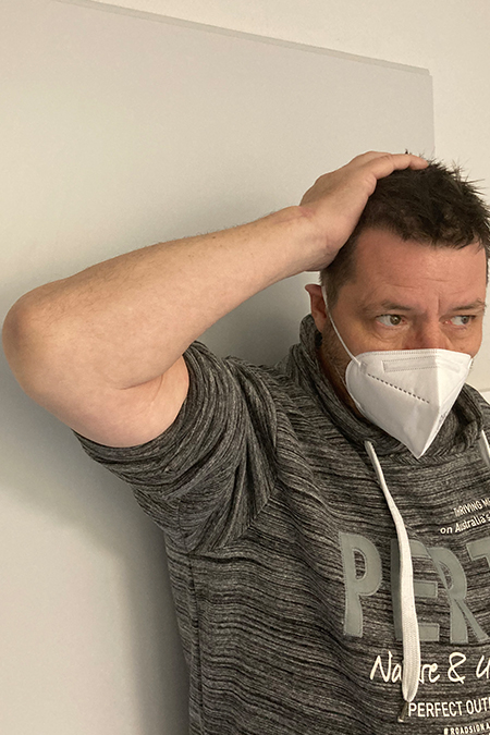 Bild Essex Lopresti Lerletzung Patient hält die Hand auf dem Kopf
