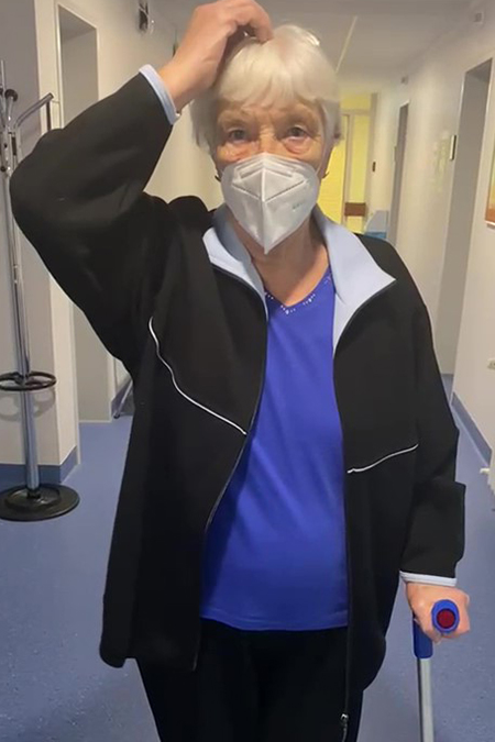 Bild Speichenköpfchenprothese rechts Patientin legt ihre Hand auf den Kopf