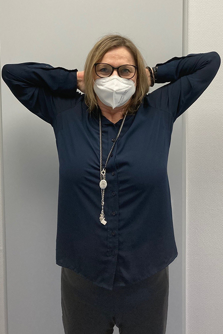 Bild Patientin verschränkt die Arme hinter dem Kopf Headsplitfraktur Oberarmkopf nach OP