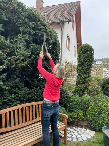 Bild Patientin 5 Monate nach konservativer Behandlung Oberarmkopffraktur bei der Gartenarbeit