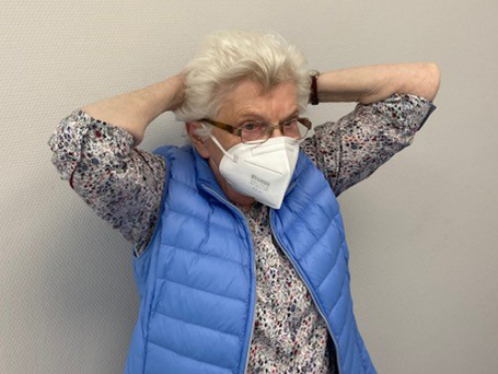 Bild Oberarmkopffraktur Trümmerbruch Patientin verschränkt die Hände hinter dem Kopf