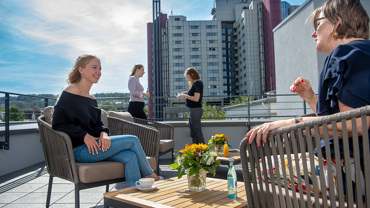 Bild Dachterresse der Komfortklinik mit dem Klinikum Mitte im Hintergrund