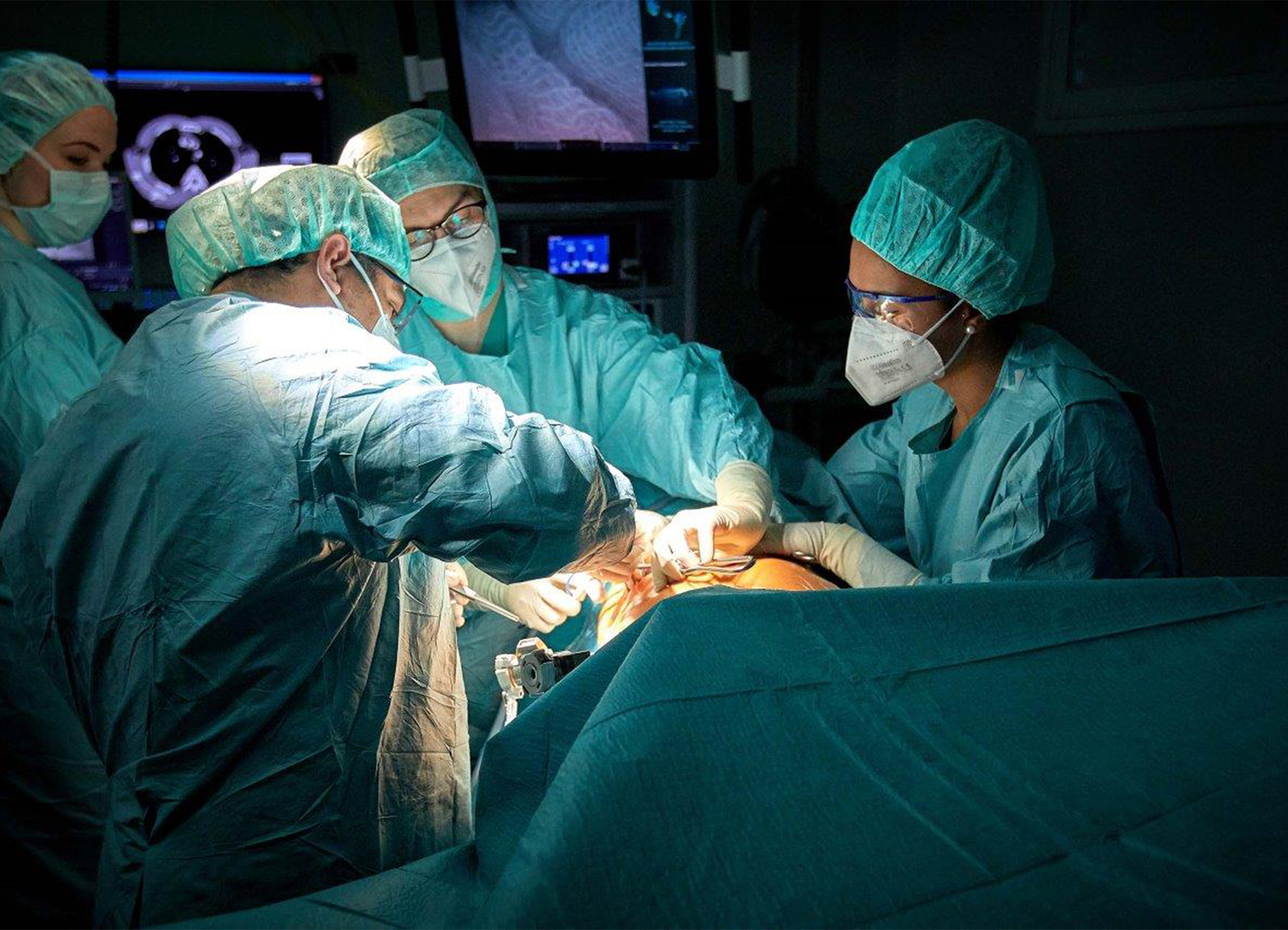 Die Thoraxchirurgie umfasst das Behandlungsspektrum für Erkrankungen im Brustraum, wie Eingriffe an den Atemwegen, der Lunge, dem Mittelfellraum und der Brustwand.