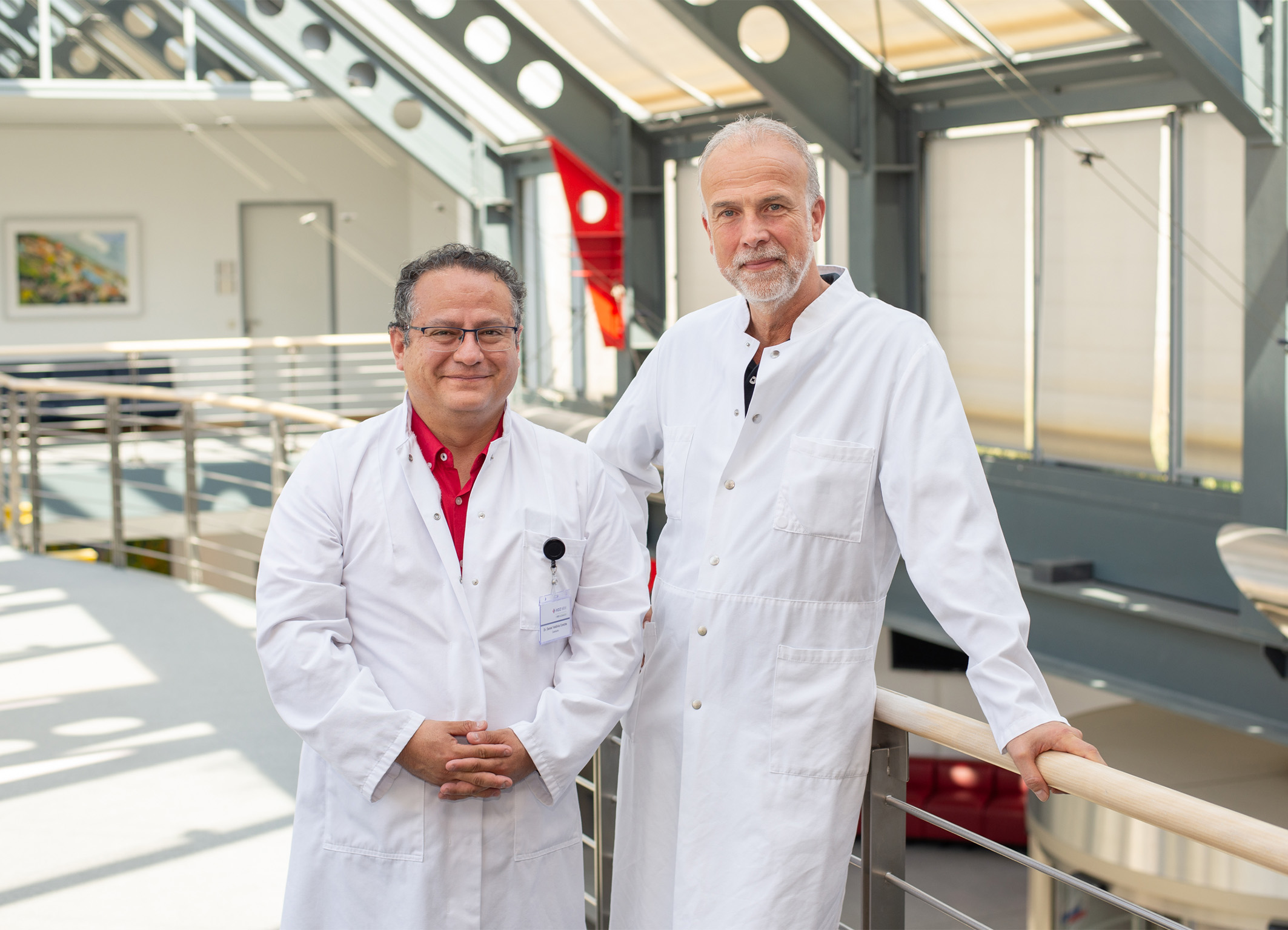 Dr. Daniel Valdivia (l.), Chefarzt der Klinik für Thoraxchirurgie am Klinikum Bielefeld, und Dr. med. André Renner, Oberarzt der Klinik für Thorax- und Kardiovaskularchirurgie am HDZ