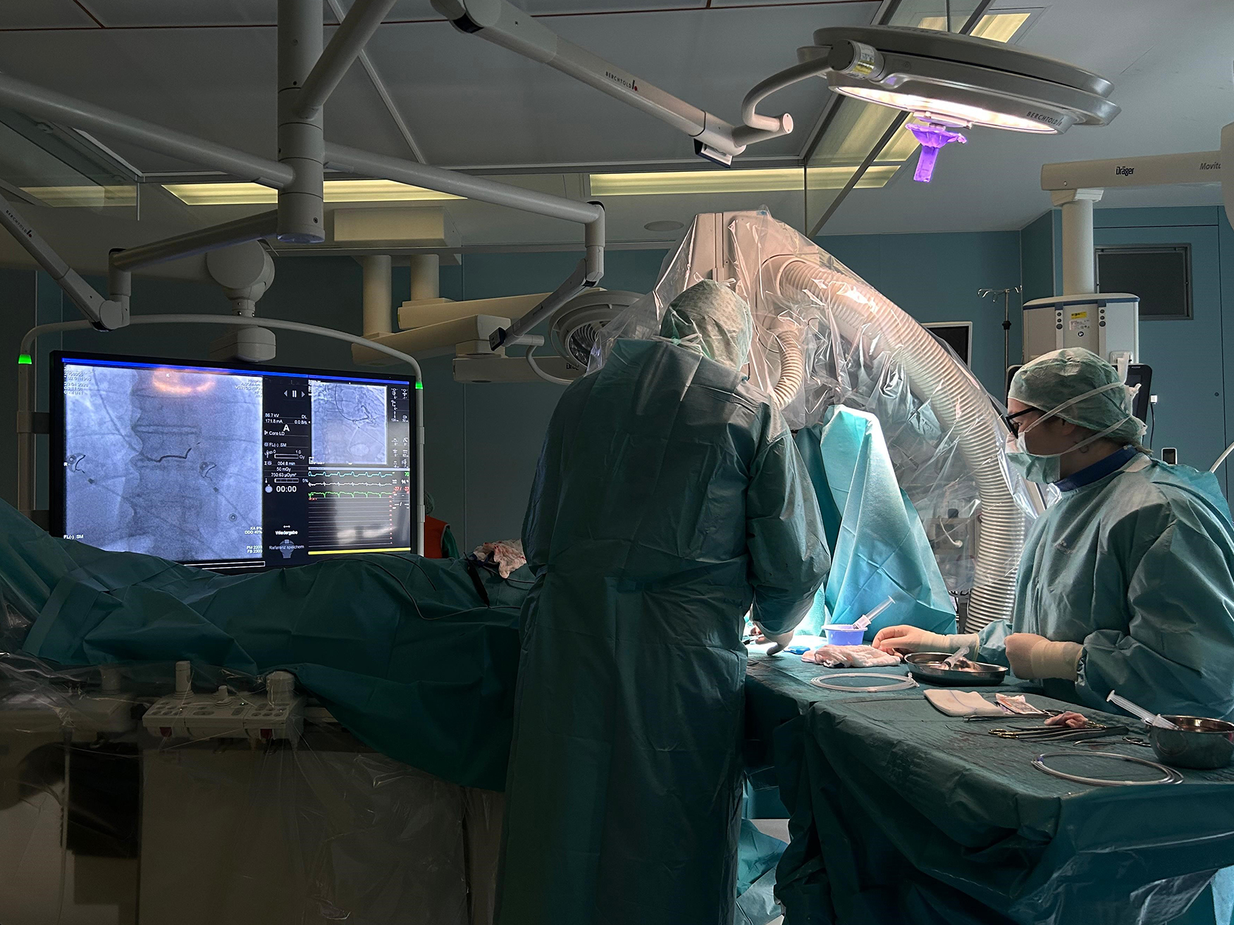 Das Team der Universitätsklinik für Kardiologie und Internistische Intensivmedizin unter der Leitung von Oberarzt Frank-Holger Güldner setzte am 20. April um 08:24 Uhr deutschlandweit erstmals die OmniaSecure™ Defibrillationselektrode ein.