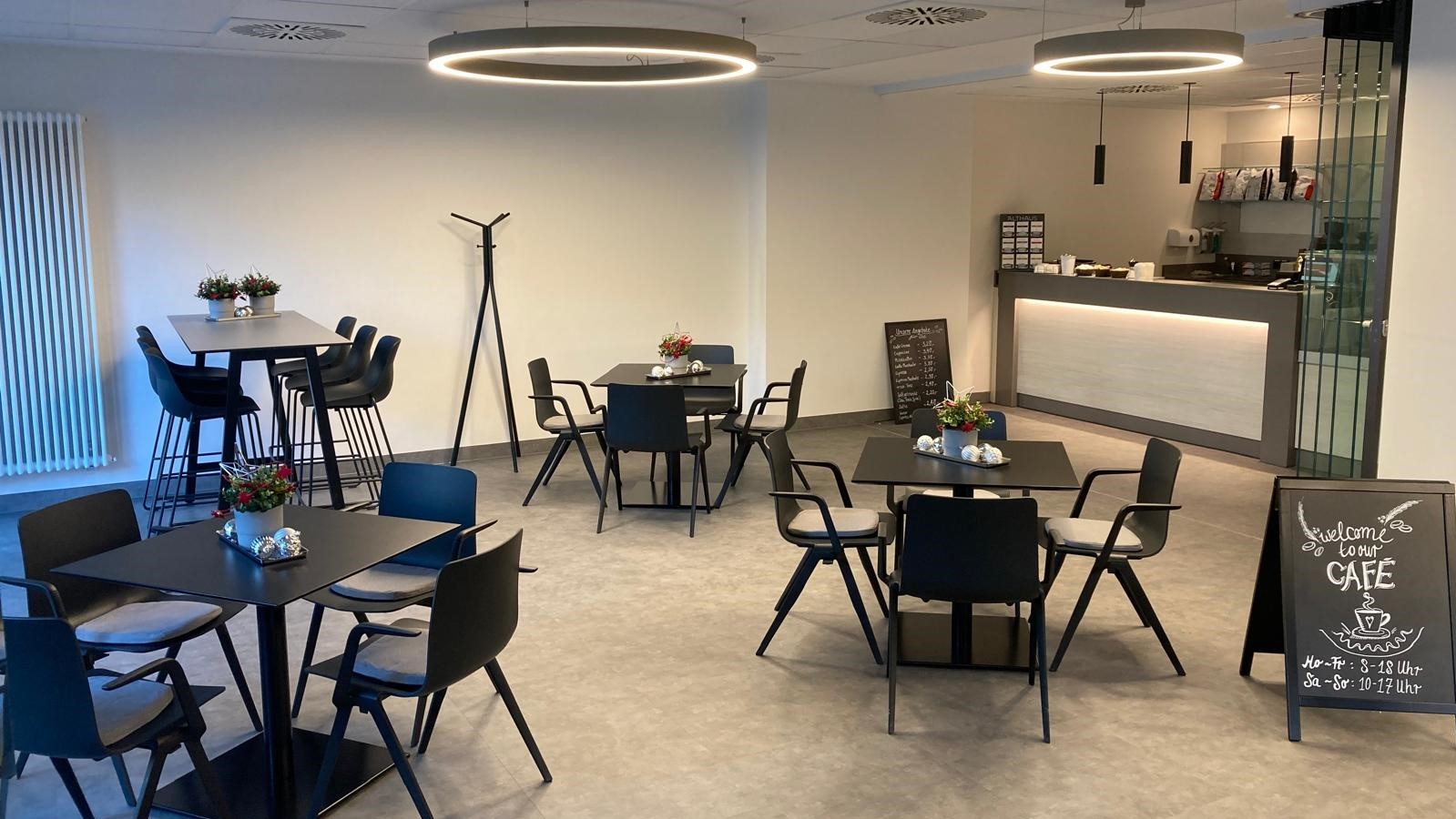 Das neu gestaltete Café des Klinikums Bielefeld - Rosenhöhe lädt Patient*innen, Angehörige und Mitarbeitende zum Verweilen ein.