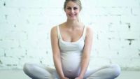 Schwangere Frau macht Yoga Schwangere Frau macht Yoga
