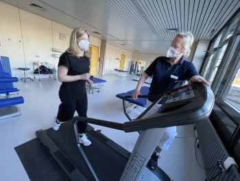 Bild Patientin auf dem Laufband bei der Physiotherapie Bild Patientin auf dem Laufband bei der Physiotherapie