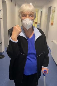 Bild Speichenköpfchenprothese rechts Patientin macht eine Faust