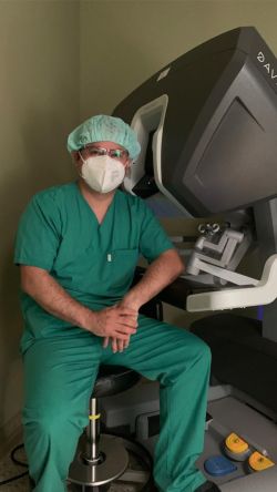 Bild Dr Daniel Valdivia sitzt vor dem da Vinci Robotersystem Bild Dr Daniel Valdivia sitzt vor dem da Vinci Robotersystem
