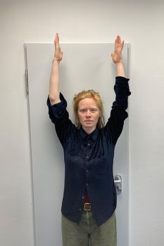 Bild Patientin streckt ihre Arme nach oben