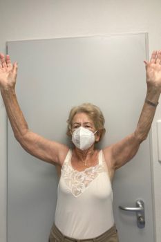 Bild Patientin zeigt Ergebnis nach inversen Schulterprothese