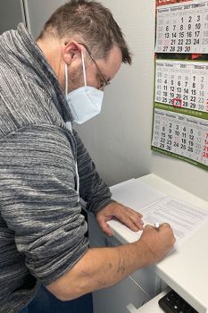Bild Essex Lopresti Verletzung Patient schreibt etwas