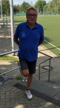 Bild Patient nach der OP auf dem Fußballplatz