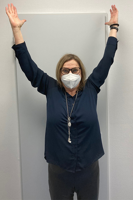 Bild Patientin streckt die Arme nach oben Headsplitfraktur Oberarmkopf nach OP Bild Patientin streckt die Arme nach oben Headsplitfraktur Oberarmkopf nach OP