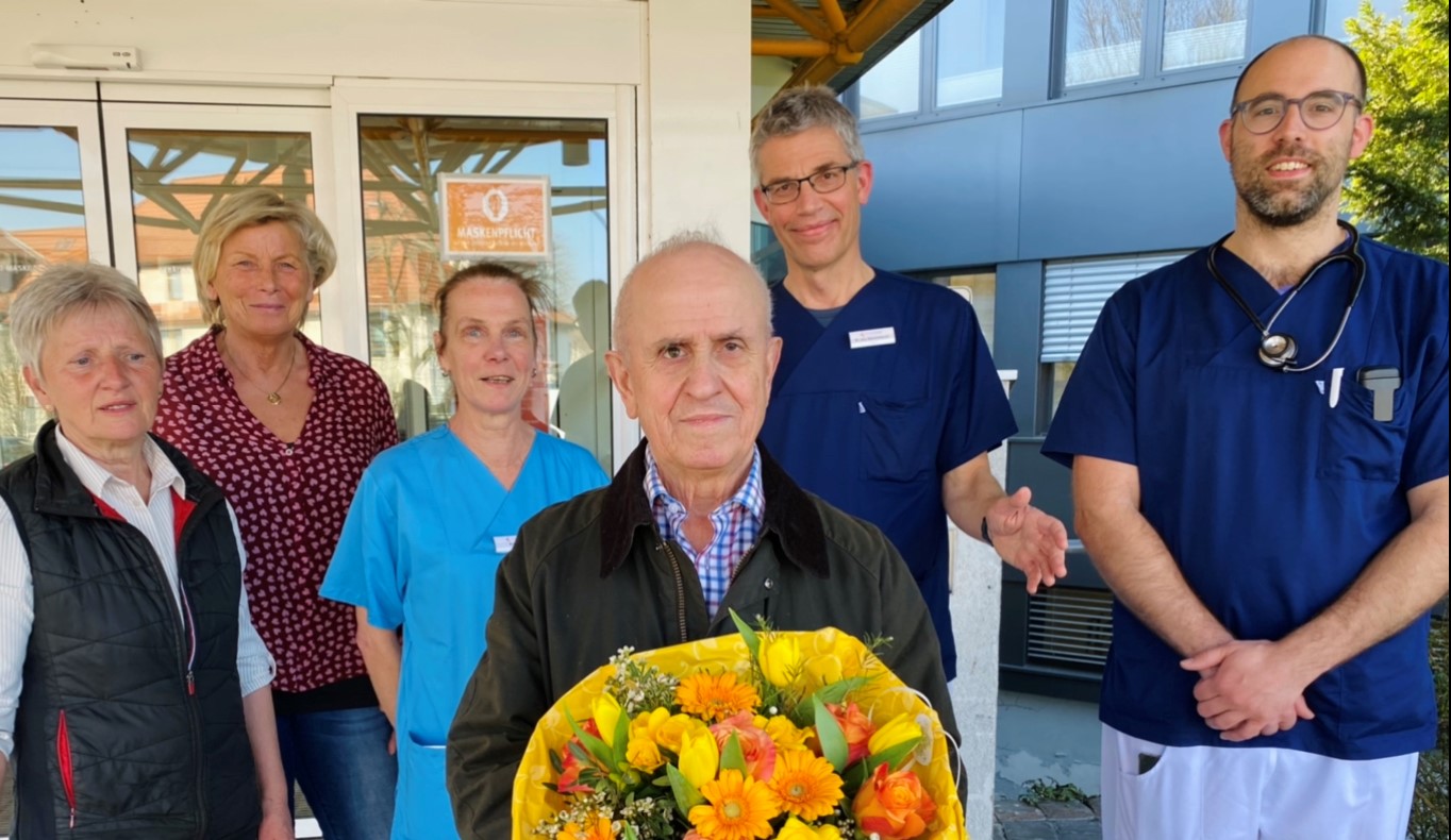 Bild Spende Förderkreis Klinikum Halle Mann hält Blumenstrauß in der Hand Bild Spende Förderkreis Klinikum Halle Mann hält Blumenstrauß in der Hand